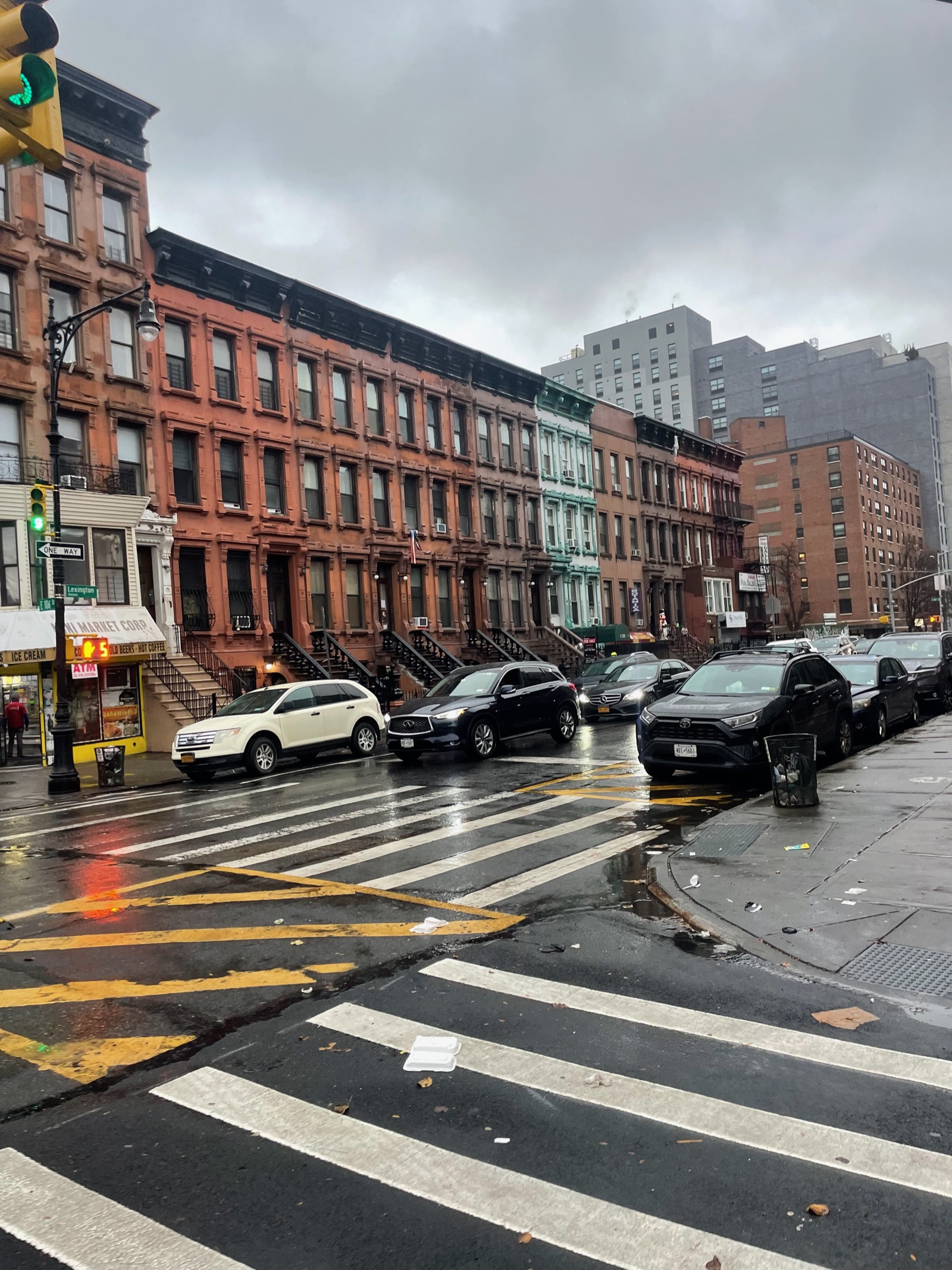 Rues résidentielles américaines — brownstones et drapeau des États-Unis